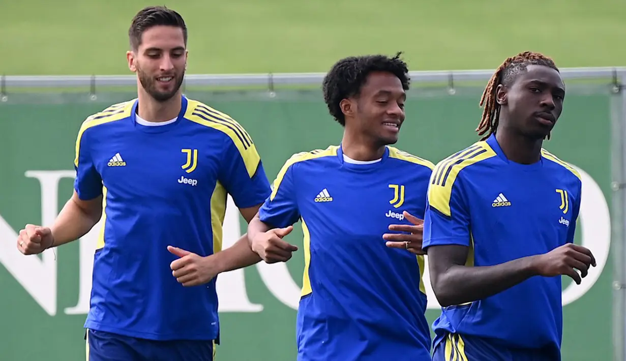 Pemain Juventus Moise Kean (kanan), Juan Cuadrado (tengah), dan Rodrigo Bentancur (kiri) menghadiri sesi latihan bersama rekan satu timnya di The Juventus Training Center, Turin, Italia, 13 September 2021. Juventus akan menghadapi Malmo pada pertandingan Grup H Liga Champions. (MARCO BERTORELLO/AFP)