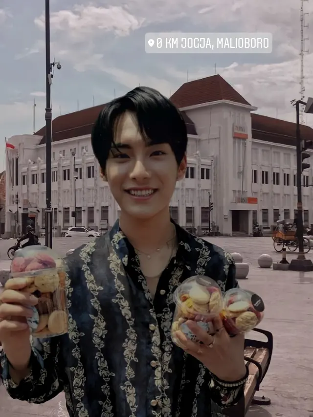6 Editan Foto Idol K-Pop saat Wisata ke Yogyakarta Ini Bikin Geleng Kepala