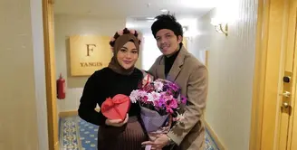 Aurel Hermansyah tengah berlibur dengan keluarga besarnya ke Turki. Di tengah kehamilannya, ia terlihat gaya melalui outfit yang dipilihnya. (Foto: Instagram/ Aurel Hermansyah)