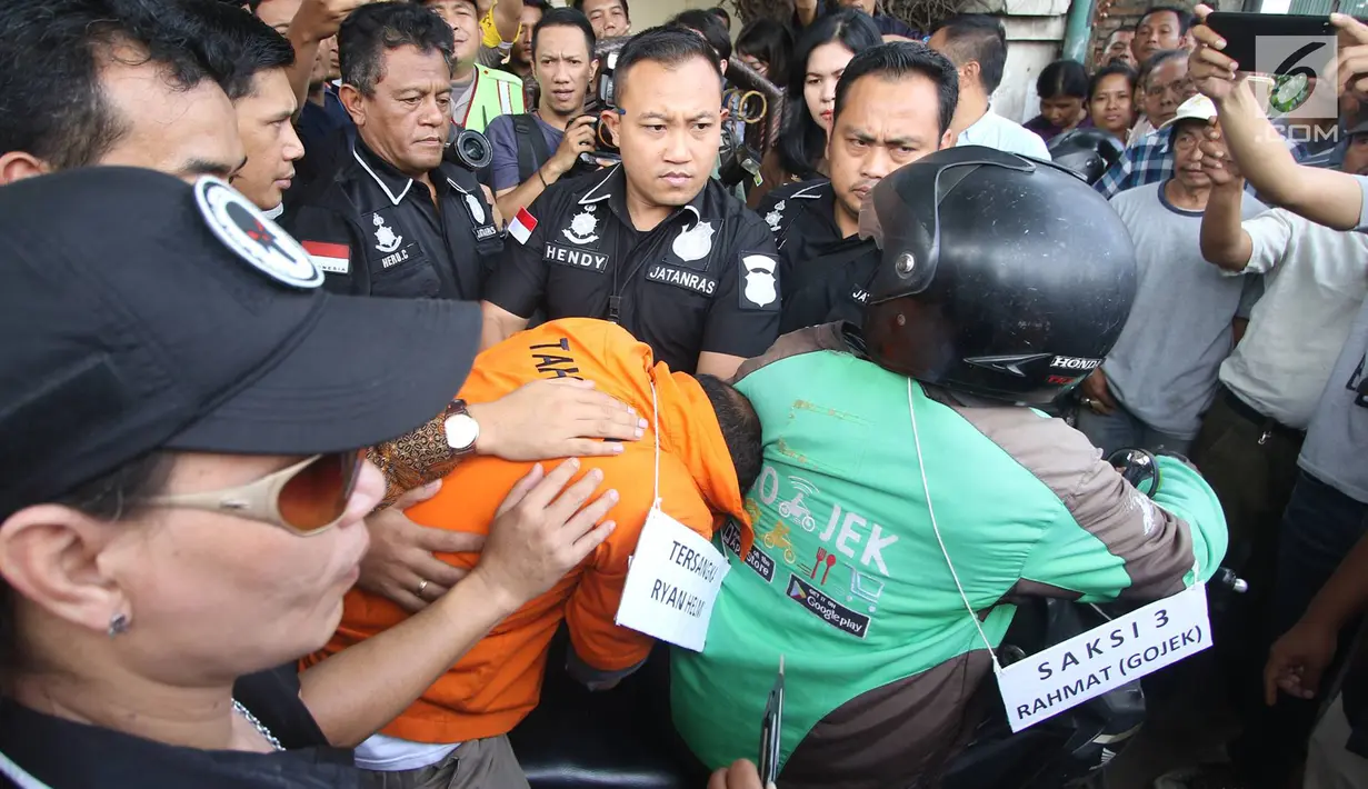 Tersangka dr Ryan Helmi menjalani proses rekonstruksi di klinik Azzahra Medical Center, Cawang, Jakarta Timur, Kamis (23/11). Rekonstruksi diperagakan hingga tersangka menyerahkan diri ke Polda Metro Jaya. (Liputan6.com/Immanuel Antonius)