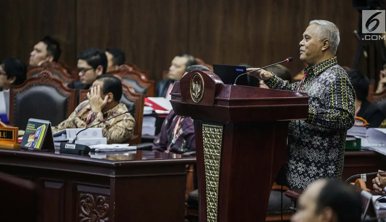 Pakar IT Profesor Marsudi Wahyu Kisworo memberi keterangan dalam sidang sengketa Pilpres 2019 Gedung MK, Jakarta, Kamis (20/6/2019). Saksi ahli yang dihadirkan oleh KPU tersebut merupakan profesor teknologi informasi pertama di Indonesia. (Liputan6.com/Faizal Fanani)