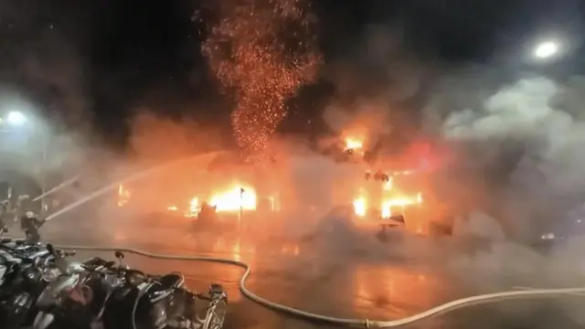 Kebakaran dari sebuah bangunan 13 lantai di Kaohsiung, Taiwan selatan pada Kamis, 14 Oktober 2021. (AP)