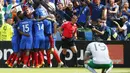 Antoine Griezmann merayakan gol keduanya bersama rekan setim saat laga melawan Irlandia di babak 16 besar Piala Eropa 2016, Stade de Lyon, Perancis, Minggu (26/6). (REUTERS / Kai Pfaffenbach)