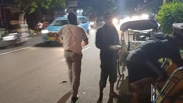 Mayjen TNI Ramses Lumban Tobing berbagi menu buka puasa ke anak jalanan dan pekerja kecil di bulan Ramadhan. (Foto: Liputan6.com/Felek Wahyu)