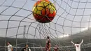 Gol pemain Roma, Miralem Pjanic, ke gawang Torino dalam lanjutan Serie A di Stadion Olimpico, (5/12/2015). (AFP/Marco Bertorello)