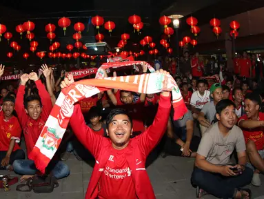 Suporter Liverpool membentangkan syal saat mengikuti acara nonton bareng Liga Premier Inggris antara Liverpool vs Manchester United  di Mall Sumarecon Bekasi, Jawa Barat, Minggu (17/1/2016). (Bola.com/Nicklas Hanoatubun)