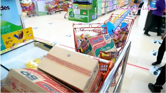 Cari Kebutuhan Puasa, Ini 6 Potret Nindy Ayunda Belanja Hingga Lima Troli