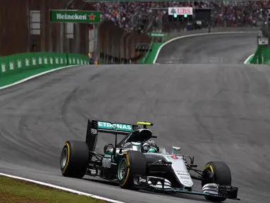 Pebalap Mercedes, Lewis Hamilton, merebut pole position setelah menjadi yang tercepat pada sesi kualifikasi F1 GP Brasil di Sirkuit Interlagos, Sabtu (12/11/2016). (AFP/Nelson Almeida)