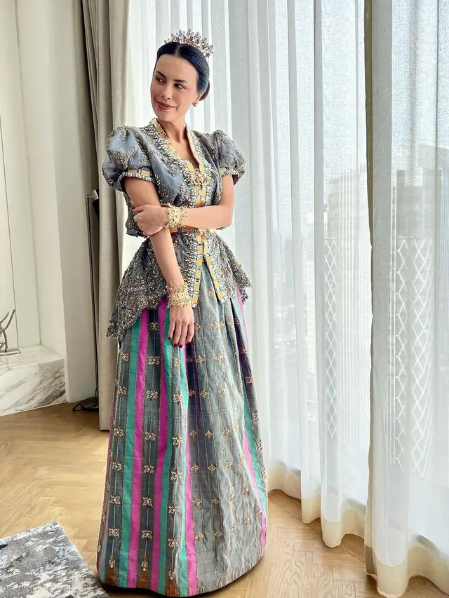 Potret Anggun Sophia Latjuba dalam Balutan Busana Adat Bugis di Pernikahan Eva Celia dan Demas Narawangsa