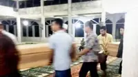 Keduanya dimakamkan dengan diantar tetangga dan rekan sejawat Bripka Petrus Bakus.