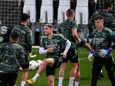 Gelandang Real Madrid Federico Valverde (tengah) mengambil bagian dalam sesi latihan di Valdebebas, pinggiran Madrid, Selasa (1/11/2022). Real Madrid akan menjamu Celtic di Santiago Bernabeu pada matchday terakhir Grup F Liga Champions 2022/2023 Kamis dini hari WIB, 3 November 2022. (Photo by PIERRE-PHILIPPE MARCOU / AFP)