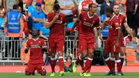 Penyerang Liverpool, Sadio Mane (kiri) melakukan selebrasi usai mencetak gol ke gawang Arsenal pada lanjutan Liga Inggris di Anfield, Liverpool, Inggris (27/8). Liverpool menang atas Arsenal dengan skor 4-0. (Peter Byrne/PA via AP)