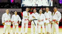 Kapolri Jenderal Polisi Listyo Sigit Prabowo menerima sertifikat sabuk hitam Judo dari Ketua Umum Pengurus Besar Persatuan Judo Seluruh Indonesia (PB PJSI) Letjen TNI Maruli Simanjuntak. (Foto: Humas Polri)