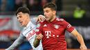 Gelandang RB Salzburg Nicolas Capaldo (kiri) berebut bola dengan bek Bayern Munchen Lucas Hernandez dalam leg pertama 16 besar Liga Champions di Red Bull Arena, Kamis dini hari WIB (17/2/2022). Bayern Munchen meraih hasil imbang 1-1 saat bertandang ke markas RB Salzburg. (KERSTIN JOENSSON/AFP)