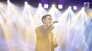 Penampilan Afgan saat meriahkan acara SCTV Music Award 2018 di Studio 6 Emtek, Jakarta,Jumat (27/4). Ajang ini bukan saja menghadirkan para nomine tapi juga artis papan atas yang menghibur di panggung. (Liputan6.com/Faizal Fanani)
