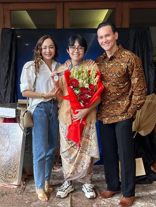 Kebahagiaan Brinette makin lengkap dengan kehadiran dua orang tuanya. Meski telah bercerai, Dewi dan Marcellino kompak mendampingi putrinya yang wisuda kelulusan. [Instagram/rezerdewi]