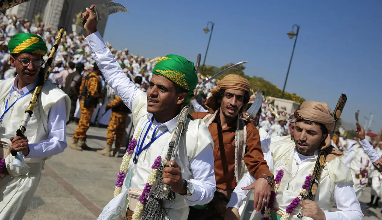 Sejumlah pengantin pria mengenakan pakaian tradisional saat berpartisipasi dalam acara nikah massal di Sanaa, Yaman, 2 Desember 2021. Houthi mengadakan nikah massal untuk ribuan pasangan. (AP Photo/Hani Mohammed)