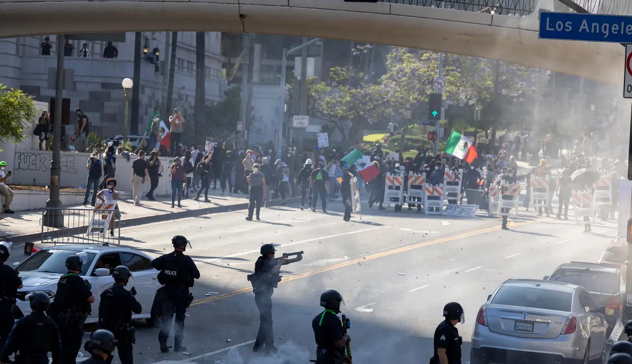 <p>Bentrokan ini terjadi pada hari ketiga demonstrasi menentang tindakan keras Presiden AS Donald Trump terhadap imigran di wilayah tersebut. (RINGO CHIU/AFP)</p>