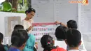 Rabu (09/04/14) Ayushita tampak serius memeriksa kondisi surat suara saat penghitungan suara di TPS 026 Menteng, Jakarta Pusat (Liputan6.com/Herman Zakharia)
