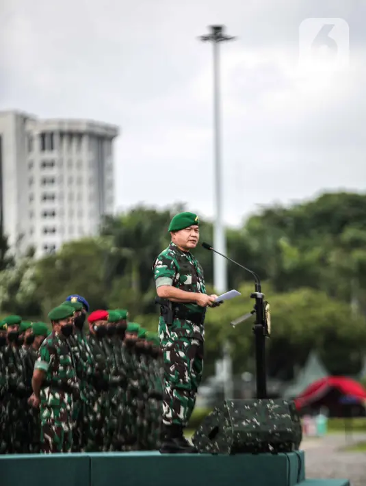 Kepala Staf Angkatan Darat (KSAD) Jenderal Dudung Abdurachman memimpin Apel Gelar Pasukan Jajaran TNI AD di Lapangan Monas, Jakarta, Selasa (25/1/2022). Pasukan TNI AD dan Alutsista dipamerkan saat mengikuti gelar apel pasukan. (Liputan6.com/Faizal Fanani)