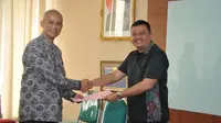 Penyerahan SK kepada Gilarsi Wahyu Setijono (kiri) sebagai Direktur Utama PT Pos Indonesia Persero).