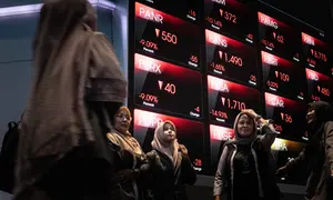 Berdasarkan data perdagangan RTI Business, IHSG melemah 8,0 persen ke level 7.654,66. Tampak dalam foto, pengunjung berfoto di depan papan elektronik yang menampilkan pergerakan Indeks Harga Saham Gabungan (IHSG) di Bursa Efek Indonesia, Jakarta, Kamis (29/1/2026). (YASUYOSHI CHIBA/AFP)