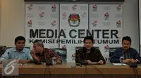 Ketua KPU, Husni Kamil Malik (kedua kanan) saat launching Daftar Pemilih Sementara (DPS) secara online di Media Center KPU, Jakarta, Kamis (9/10/2015). KPU mengumumkan DPS secara online sebagai upaya transparansi Pemilu. (Liputan6.com/Johan Tallo)