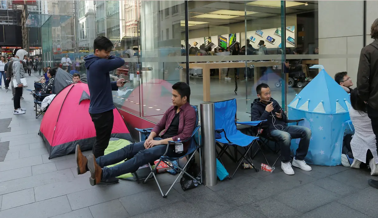 Penggemar iPhone 7 sudah membentuk garis antrean panjang sejak 11 September lalu, Sydney, Kamis (15/9).  Agar tak lelah, para fanboy mendirikan tenda kecil untuk duduk dan melindungi diri dari matahari atau hujan. (REUTERS / Jason Reed)