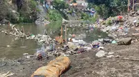 Timbunan limbah domestik di Daerah Aliran Sungai Brantas di Malang. Sampah plastik dapat terdegradasi jadi mikroplastik dan berpotensi jadi pemicu penyakit berbahaya untuk kesehatan manusia (Liputan6.com/Zainul Arifin)