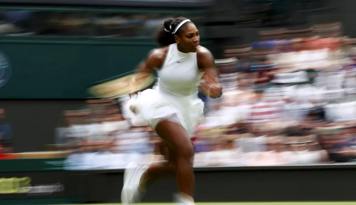Aksi petenis putri AS, Serena Williams, saat melawan petenis putri Swiss, Amra Sadikovic, dalam turnamen tenis Wimbledon di All England Lawn Tennis & Croquet Club, Wimbledon, Inggris, (28/6/2016). (Reuters/Stefan Wermuth)