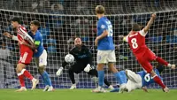 Gelandang Arsenal asal Norwegia bernomor punggung 8, Martin Odegaard, melepaskan tembakan untuk mencetak gol pertama timnya dalam pertandingan Liga Champions UEFA (Fase Liga, Matchday 1) antara Napoli dan Arsenal di Stadion Diego Armando Maradona, Naples, pada 10 September 2026. (Andreas SOLARO/AFP)