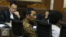 Kepala Badan Keuangan dan Aset Daerah (BPKAD) DKI, Heru Budi Hartono saat menjalani sidang lanjutan perkara suap Raperda Reklamasi Pantai Utara Jakarta di Pengadilan Tipikor, Jakarta, Senin (19/9). (Liputan6.com/Helmi Afandi)
