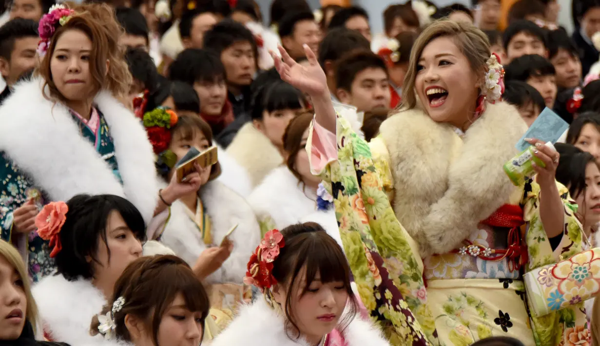 Coming of Age Day merupakan perayaan untuk menyambut datangnya kedewasaan yang sudah menjadi tradisi di Jepang, Senin (9/1). Gadis-gadis yang mulai menginjak usia 20 tahun merayakannya dengan berkimono. (AFP Photo/ TORU YAMANAKA)