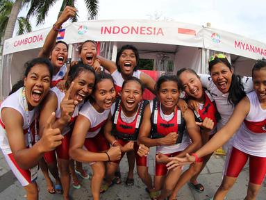 Tim putri Indonesia meraih medali emas saat berlomba di nomor 12 Kru 200m Perahu Naga SEA Games 2015 di Marina Bay, Singapura. Sabtu (6/6). (Bola.com/Arief Bagus)