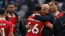 Pemain Liverpool, Trent Alexander-Arnold (tengah kiri) berpelukan dengan pelatih Arne Slot (tengah kanan) setelah laga lanjutan Liga Inggris 2024/2025 melawan Leicester City di King Power Stadium, Leicester, Inggris, Sabtu (20/04/2025) waktu setempat. (AP Photo/Rui Vieira)