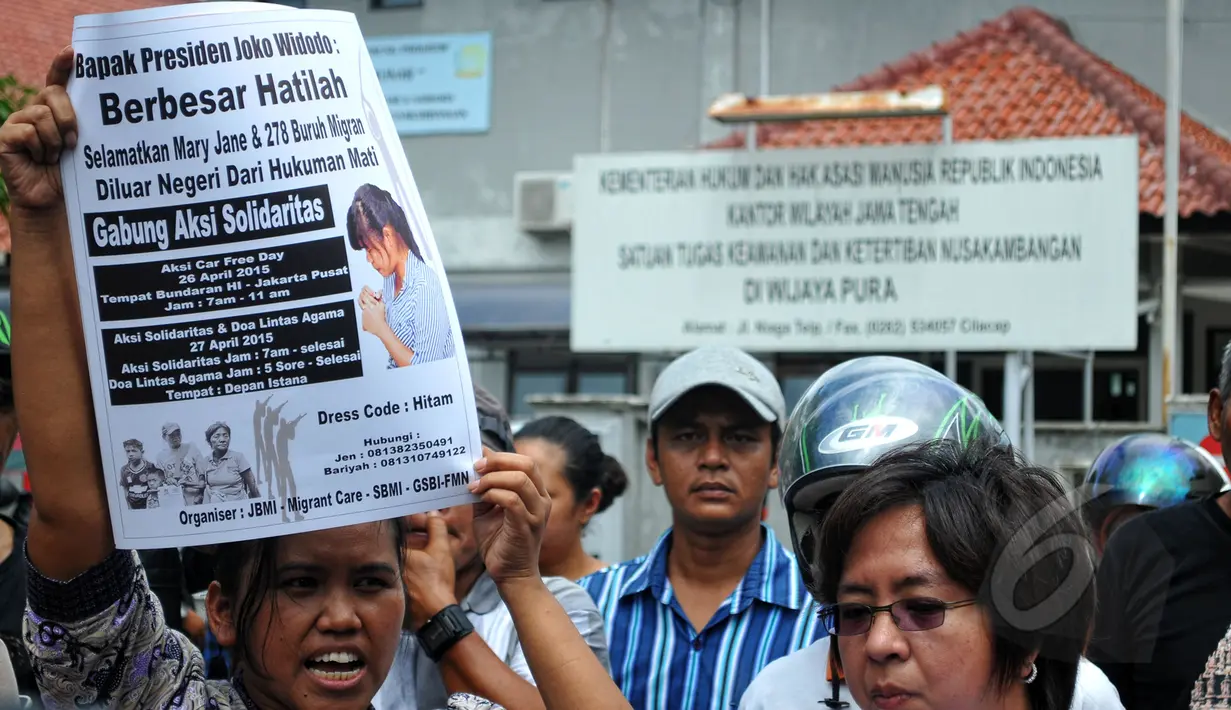 Asosiasi Buruh Migran Indonesia di Indonesia (ATKI-INA) menggelar aksi di depan dermaga lapas Nusakambangan, Cilacap, Minggu (26/4). ATKI meminta presiden Jokowi berbesar hati dan menyelamatkan Marry Jane dari eksekusi mati. (Liputan6.com/Yoppy Renato)