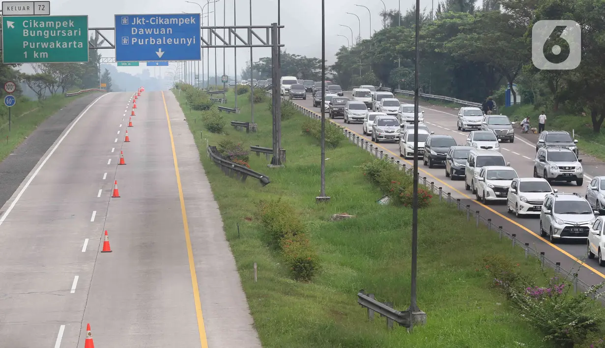 <p>Sejumlah kendaraan melintas di jalan tol Cikopo - Palimanan KM 73, Purwakarta, Jawa Barat, Sabtu (30/4/2022).  H-2 arus mudik Lebaran Idul Fitri 1443 H, ruas jalan Tol Trans Jawa kembali menerapakan skema contraflow. (Liputan6.com/Herman Zakharia)</p>