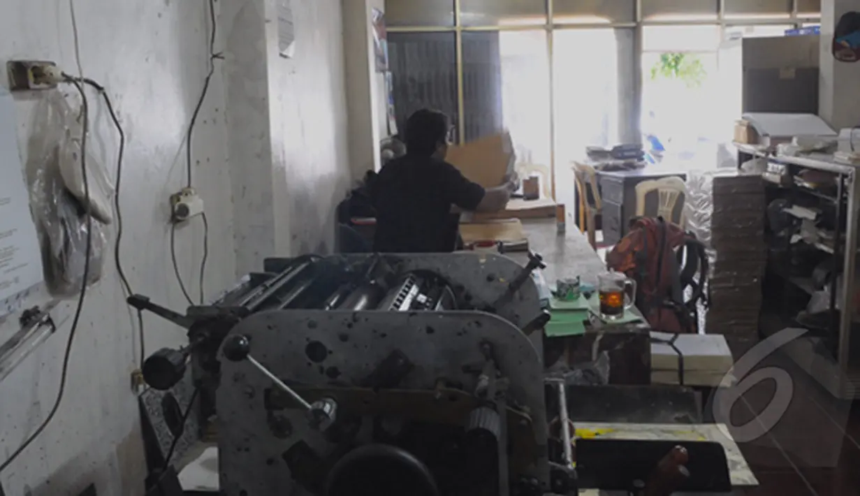 Salah satu perusahaan pemenang tender pengadaan uninterruptible power supply (UPS) untuk sejumlah sekolah di DKI Jakarta PT. Frislianmar Masyur Mandiri ternyata hanya toko fotokopi, Jakarta Timur, Minggu (1/3/2015). (Liputan6.com/Andrian M Tunay)