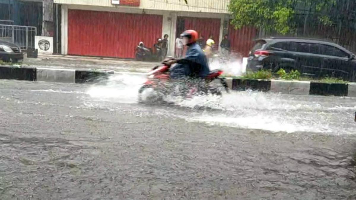 Daftar Persiapan yang Harus Diperiksa Sebelum Hujan-hujanan Naik Sepeda Motor