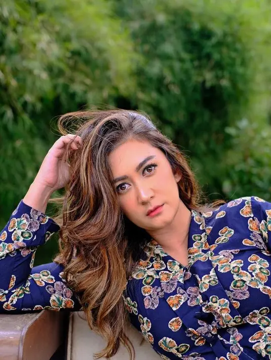 <p>Walaupun enggan untuk menikah, akan tetapi pesona Nafa tak kalah dengan ABG. [Foto: instagram.com/nafaurbach]</p>