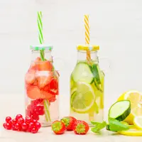 Infused water tidak hanya menyegarkan tubuh, tetapi juga sangat bermanfaat bagi kesehatan/copyright shutterstock/Luca Santilli