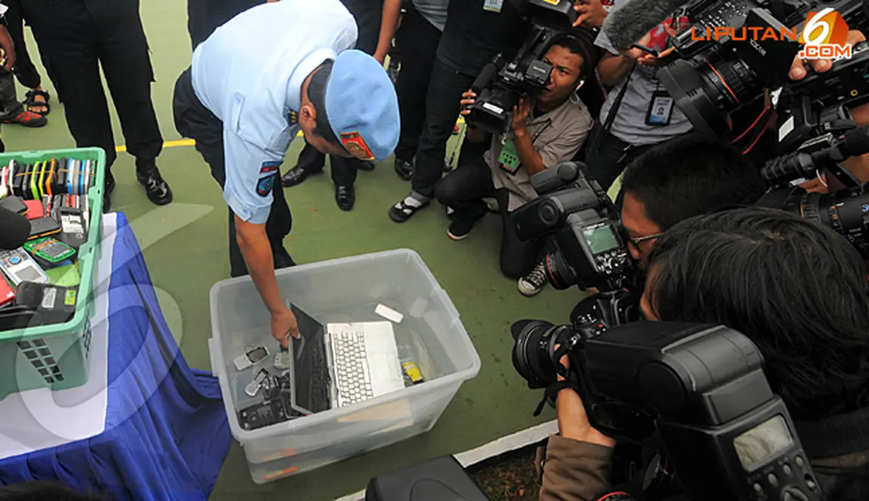 Barang-barang elektronik hasil sitaan dari LP Cipinang, Salemba, dan Pondok bambu itu dimusnahkan dengan menenggelamkan ke dalam air (Liputan6.com/Herman Zakharia)