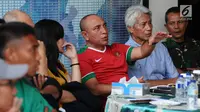 Ketua Umum PSSI, Edy Rahmayadi (tengah) nonton bareng laga Timnas U-19 melawan Brunei pada fase grup Piala AFF U-18 jelang pelepasan di Lapangan Atang Sutresna, Jakarta, Rabu (13/9). Timnas U-19 unggul 8-0 atas Brunei. (Liputan6.com/Helmi Fithriansyah)