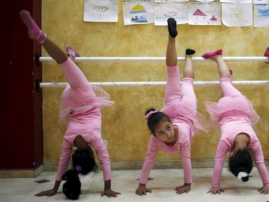 Anak-anak Palestina ambil bagian dalam sebuah kelas balet yang diselenggarakan oleh Al-Qattan Center for Children, di kota Gaza, Palestina, (25/11/2015). (Reuters/Suhaib Salem).