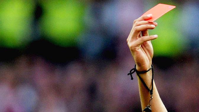 Gambar Wasit Buat Setiker / Satu Kartu Merah Gagalkan ...