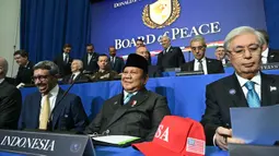 Presiden Prabowo Subianto menyampaikan Indonesia akan berkomitmen penuh terhadap 20 poin perdamaian tersebut hingga tercapainya kemerdekaan Palestina. Tampak dalam foto, Presiden Republik Indonesia, Prabowo Subianto (depan tengah) dan Presiden Kazakhstan, Kassym-Jomart Tokayev (depan kanan) menghadiri pertemuan perdana Dewan Perdamaian yang diselenggarakan oleh Presiden Amerika Serikat, Donald Trump, di Institut Perdamaian AS di Washington, DC, pada 19 Februari 2026. (SAUL LOEB/AFP)