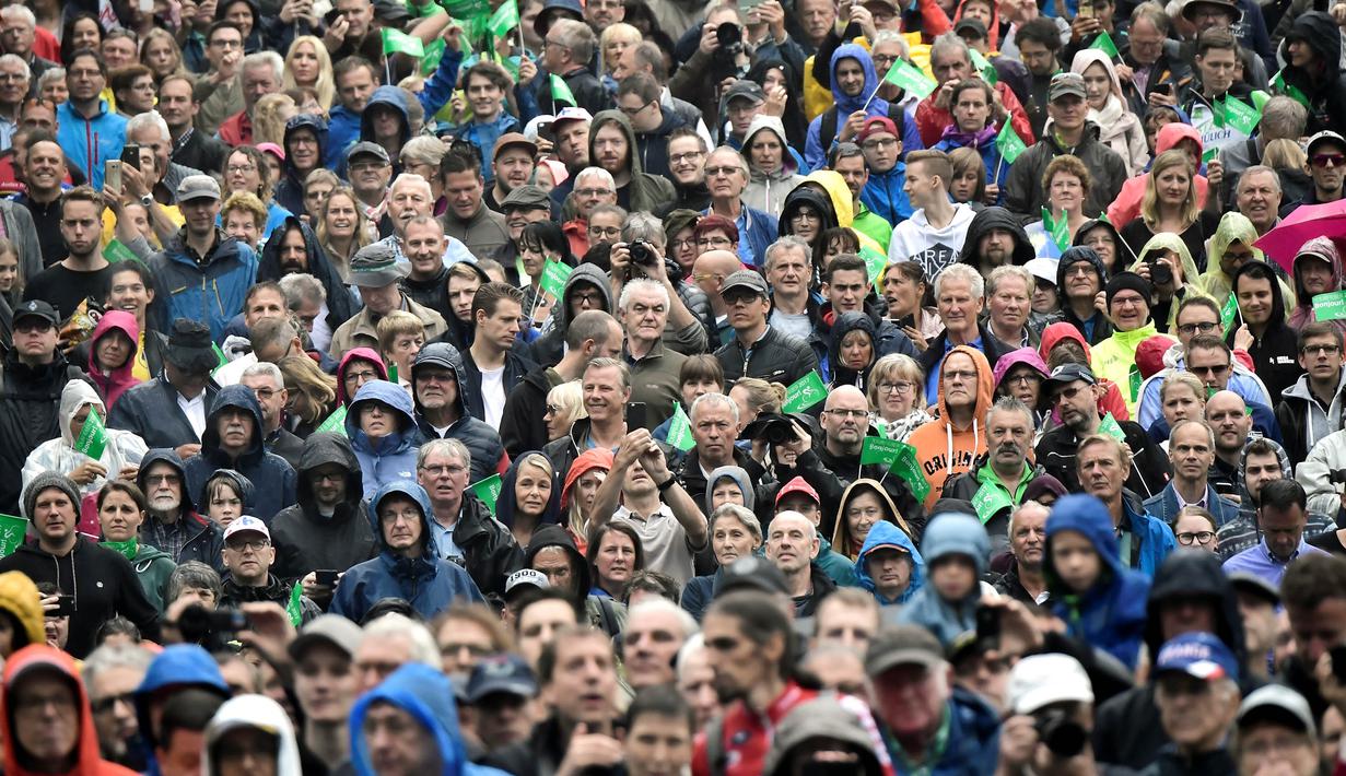 Penonton memberikan dukungan kepada pebalap saat stage kedua balapan Tour de France di Leige, Belgia, Minggu (2/7/2017). Stage kedua menempuh kota Dusseldorf, Jerman hingga Leige, Belgia yang berjarak 203,5 kilometer. (AFP/Philippe Lopez)