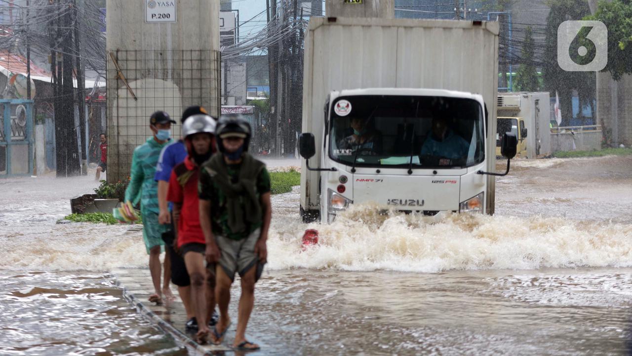 FOTO: Banjir Genangi Jalan Wolter Monginsidi Jakarta