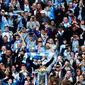 Para pemain Manchester City memamerkan trofi Liga Primer Inggris ke arah para suporter yang memadati Stadion Etihad, Manchester (11/5/2014). (REUTERS/Darren Staples)