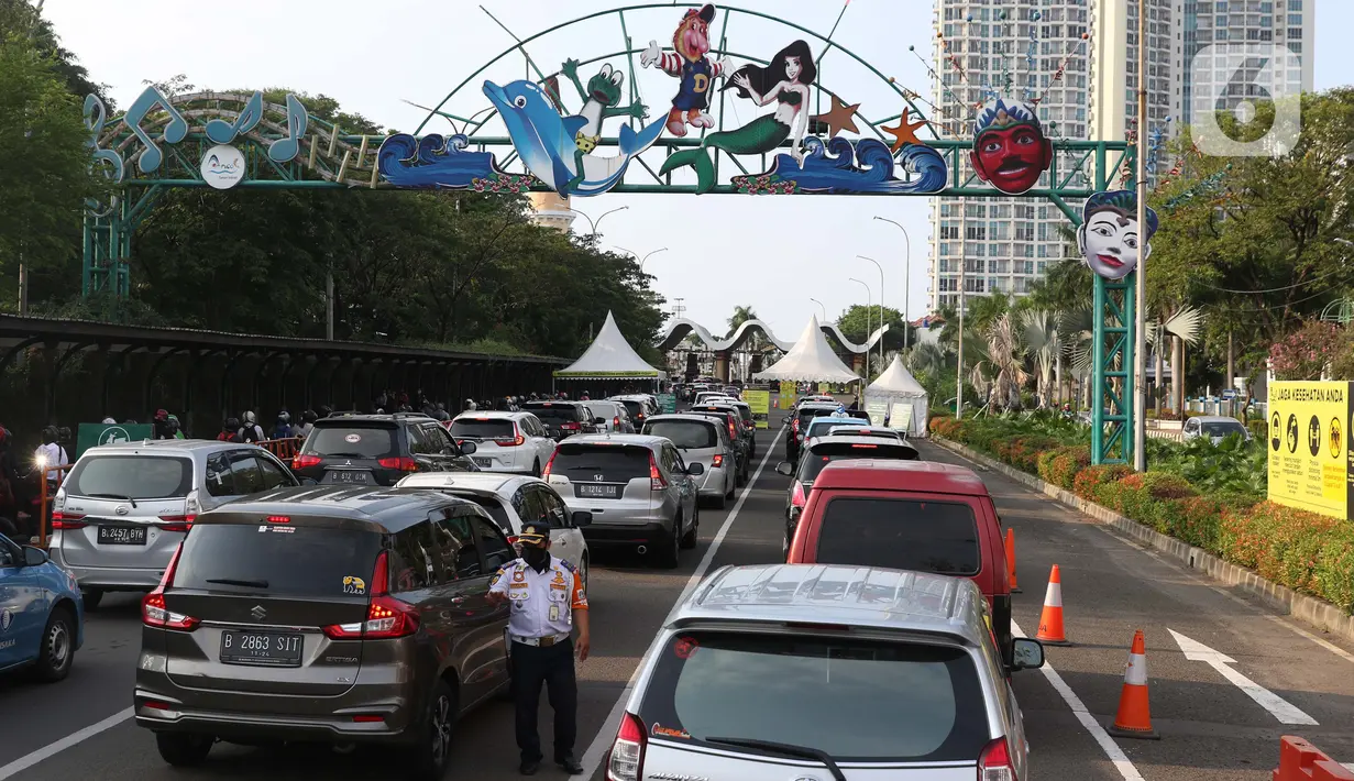 Sejumlah kendaraan antre untuk memasuki kawasan wisata Taman Impian Jaya Ancol, Jalarta, Kamis (29/10/2020). Selain tingginya minat warga berwisata di masa libur panjang, antrean ini juga disebabkan pengalihan buka tutup pintu masuk kawasan Taman Impian Jaya Ancol.  (Liputan6.com/Helmi Fithriansyah)